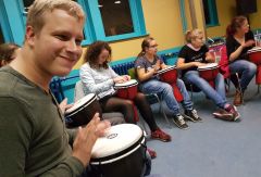 Inklusive Percussiongruppe in Aktion